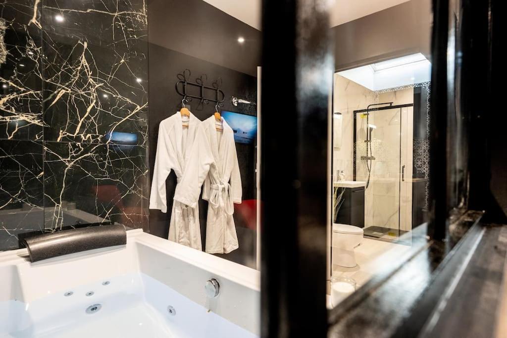 * Love Room Jacuzzi * Aubie-et-Espessas Exterior foto