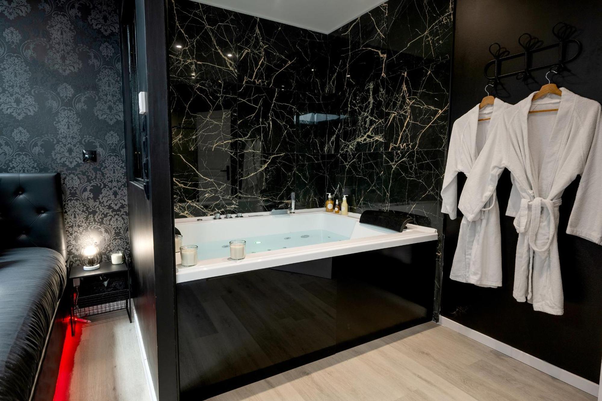 * Love Room Jacuzzi * Aubie-et-Espessas Exterior foto